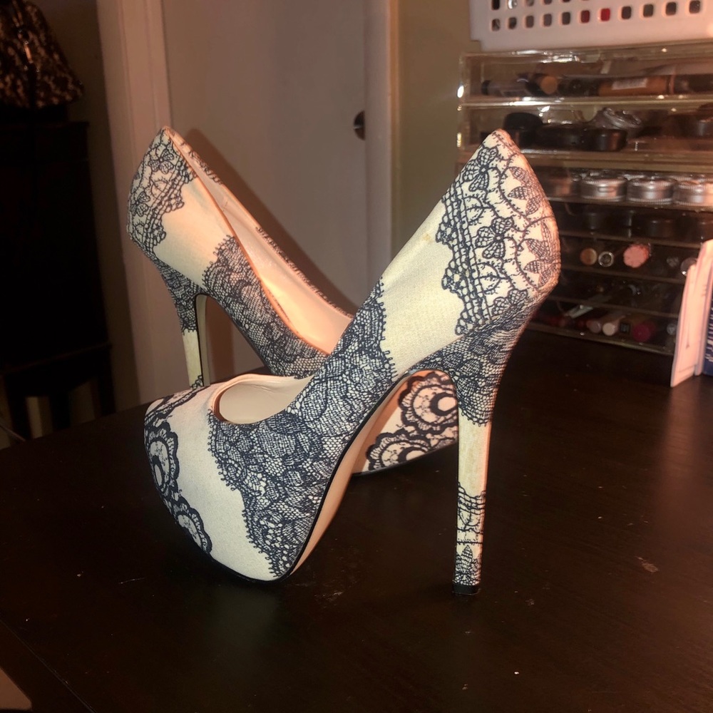 Steve Madden Dejavu Platform Pumps NEW